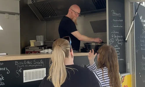 Photo de Eric qui sert des clientes lors d'un événement