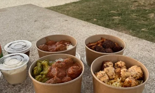 Plats de boulettes à la plage