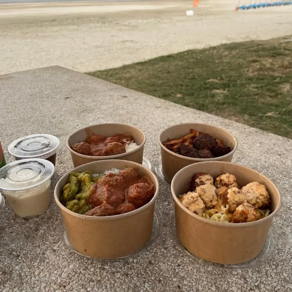 Plats de boulettes à la plage